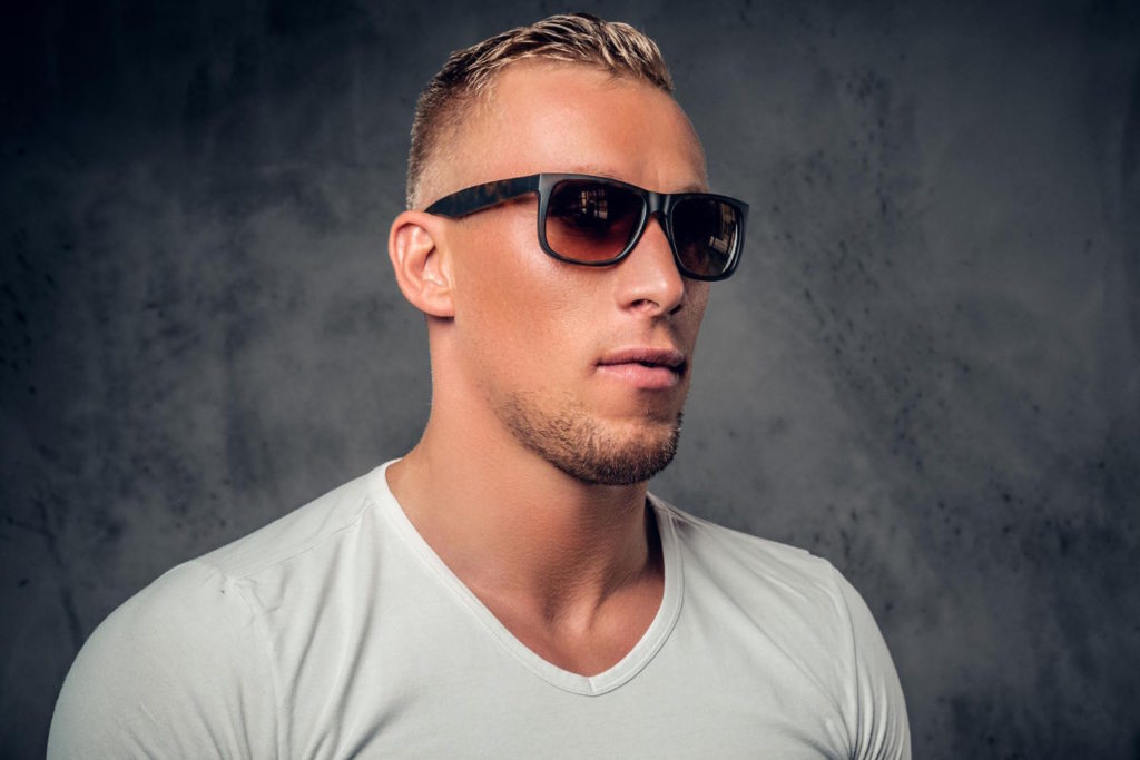Wybór idealnych męskich okularów korekcyjnych może być trudnym zadaniem, szczególnie gdy na rynku znajdziemy tak wiele różnorodnych marek i modeli
