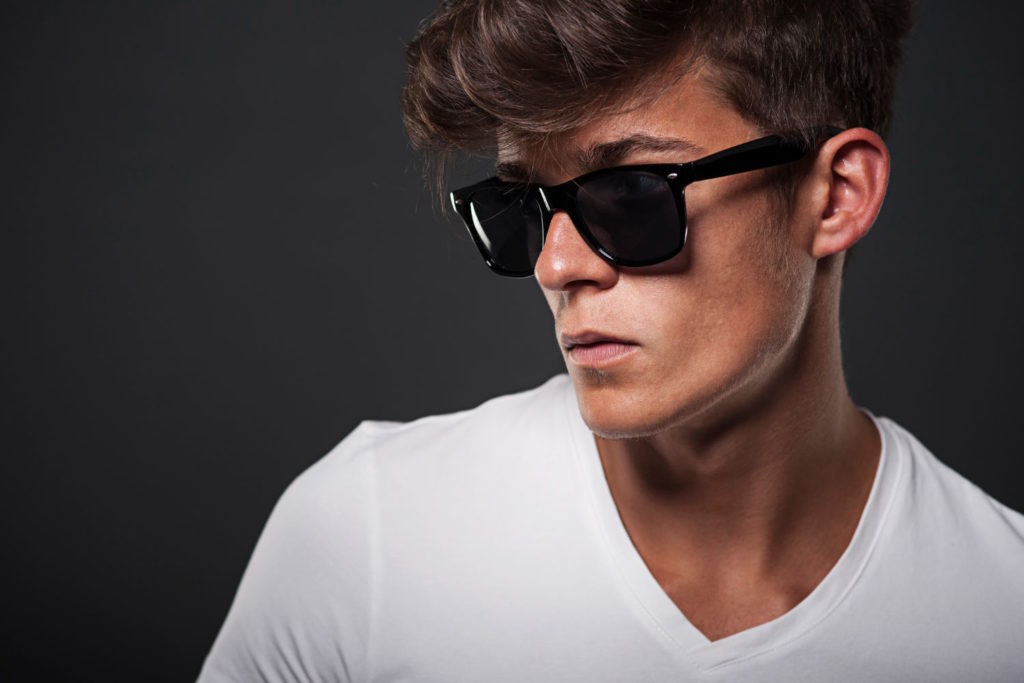 Wybór idealnych męskich okularów korekcyjnych może być trudnym zadaniem, szczególnie gdy na rynku znajdziemy tak wiele różnorodnych marek i modeli