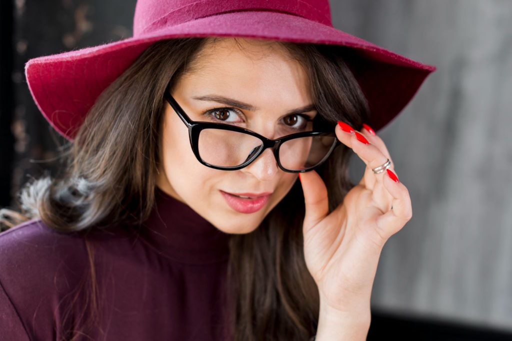 Współcześnie okulary korekcyjne są często traktowane jako modny dodatek do stylizacji.
